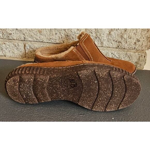 Clarks Caroline Step Slip-On Flats, Fur lined, STitching & Button Tan, NEW, Sz 7 - Picture 5 of 8